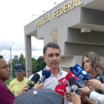 Flávio visita Bolsonaro na PF um dia antes de perícia médica e diz que o pai 'está bem'