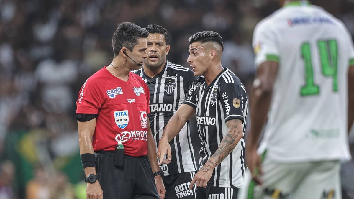Foi pênalti? Márcio Rezende analisa lance de Atlético x América