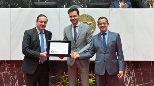 Flávio Roscoe recebe placa das mãos do presidente da ALMG, Tadeu Martins Leite (MDB), e do 1º secretário Antônio Carlos Arantes (PL), responsável por solicitar a realização da homenagem