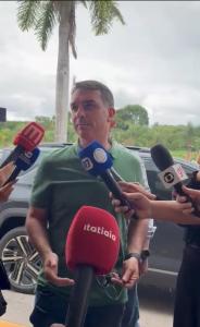 Flávio Bolsonaro deu entrevista antes do culto e tergiversou sobre a escolha de seu nome como o candidato de Jair Bolsonaro na corrida presidencial de 2026