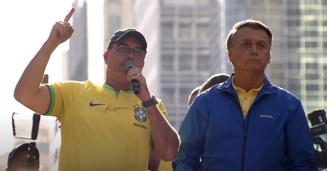 Flávio quer subir a rampa do Palácio do Planalto com Jair Bolsonaro, caso eleito