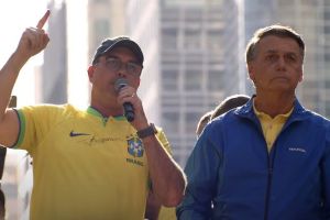 Flávio quer subir a rampa do Palácio do Planalto com Jair Bolsonaro, caso eleito