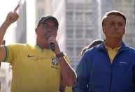 Moraes pede parecer da PGR sobre inclusão de Jair e Flávio Bolsonaro em inquérito