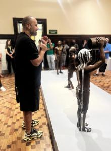 O artista Flávio Cerqueira e a obra "Amnésia" que integra o acervo do Masp