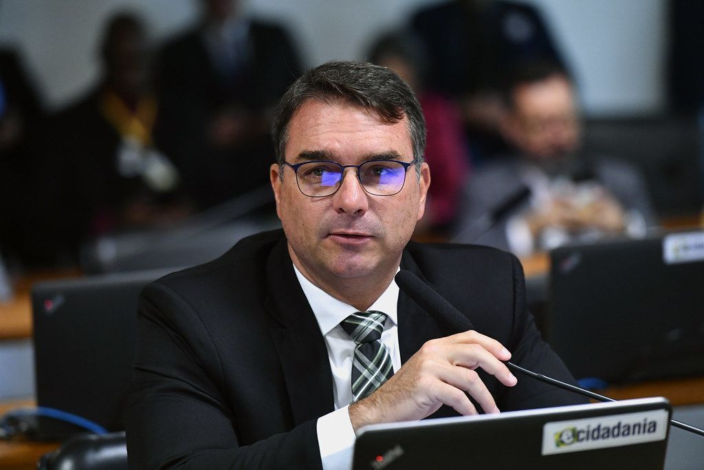 'Não vou lá assistir essa farsa', diz Flávio Bolsonaro sobre julgamento do pai no STF