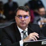 'Não vou lá assistir essa farsa', diz Flávio Bolsonaro sobre julgamento do pai no STF