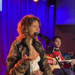 Flor, neta de Gilberto Gil, faz estreia importante em Nova York e recebe apoio da família