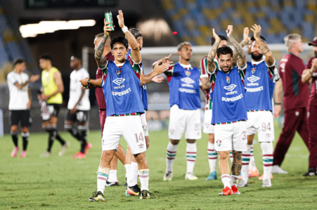 Jogadores do Fluminense comemoram com a torcida vitória no clássico sobre o Botafogo neste domingo (28)