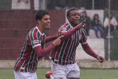 O Atlético apresentou as garantias bancárias exigidas por Fred para que ele assinasse contrato com o clube.