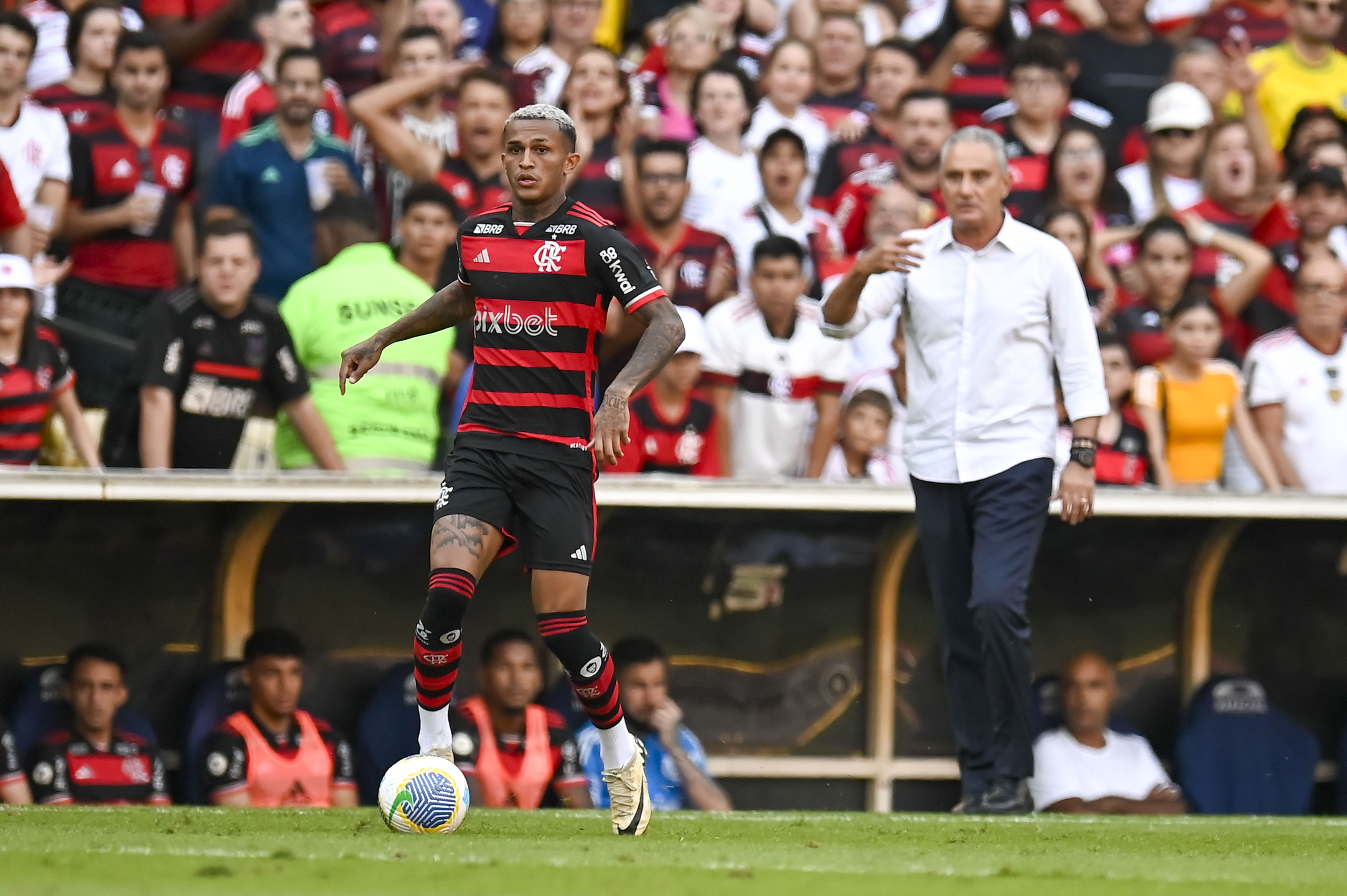 Flamengo tem dois desfalques para o duelo contra o Vitória no Brasileiro