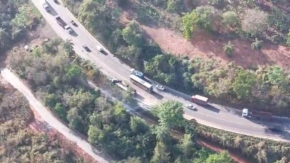 Caminhão tomba e fecha a BR-381, em Sabará 