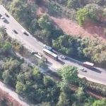 Caminhão tomba e fecha a BR-381, em Sabará 