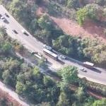 Caminhão tomba e fecha a BR-381, em Sabará