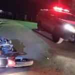 Suspeito fura blitz com moto roubada, atropela pessoa, cai e foge a pé em MG
