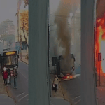 Imagens mostram o momento em que ônibus é tomado pelo fogo na Pampulha, em BH