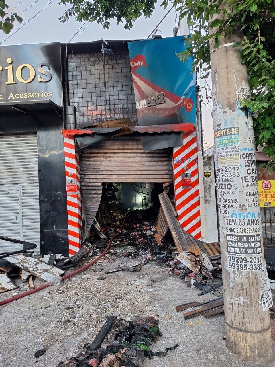 Loja de vestuário infantil pega fogo e fica destruída em BH; veja fotos