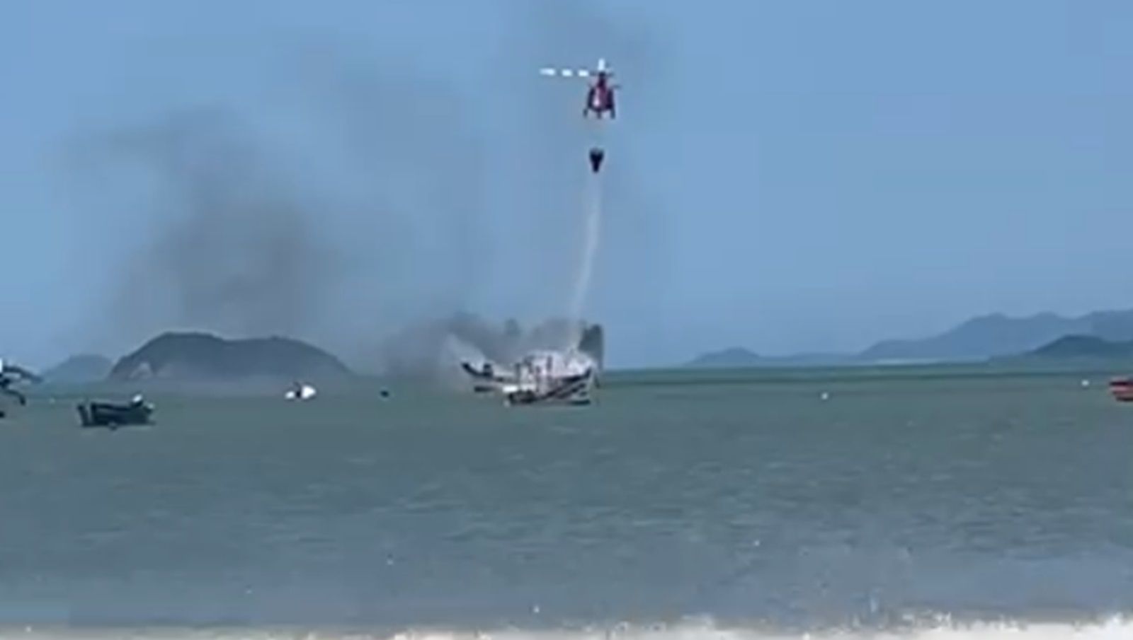 Vídeo: dois barcos pegam fogo em menos de dois dias em Santa Catarina