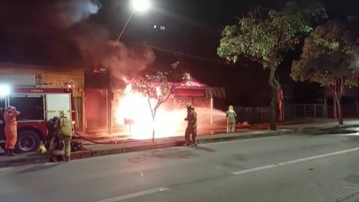 Vídeo: incêndio de grandes proporções atinge loja e fecha avenida Pedro II, em BH 