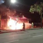 Vídeo: incêndio de grandes proporções atinge loja e fecha avenida Pedro II, em BH