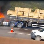Carreta com carga de madeira pega fogo na Rodovia Fernão Dias, na Grande BH