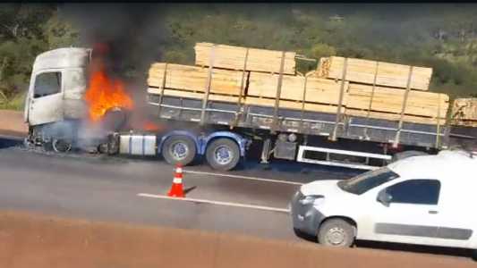 Fogo começou na parte dianteira do caminhão