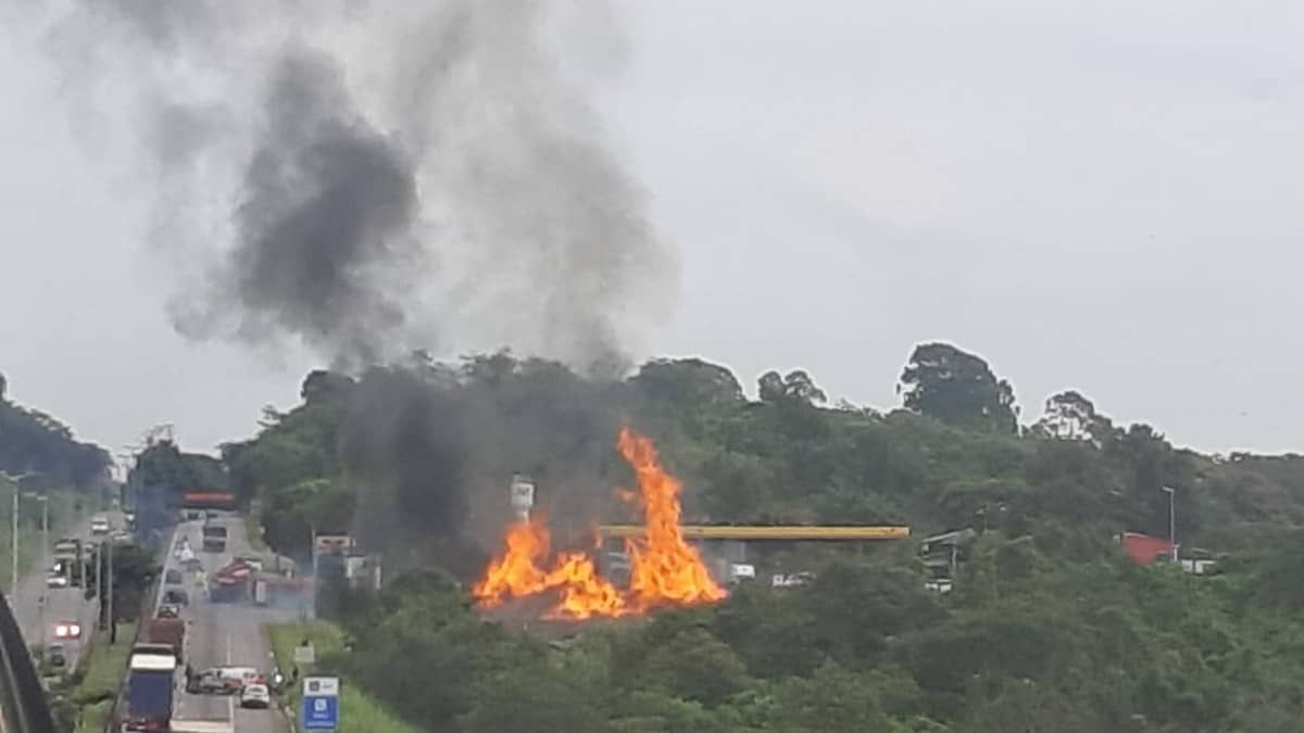 Incêndio de grandes proporções atinge vegetação e fumaça preta é vista de longe, em Belo Horizonte