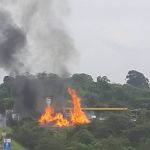 Incêndio de grandes proporções atinge vegetação e fumaça preta é vista de longe, em Belo Horizonte