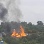 Incêndio de grandes proporções atinge vegetação e fumaça preta é vista de longe, em Belo Horizonte