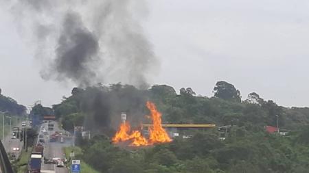 Fogo é no bairro Califórnia, na BR-040, sentido Sete Lagoas, próximo a um posto de combustíveis e uma fábrica de paletes