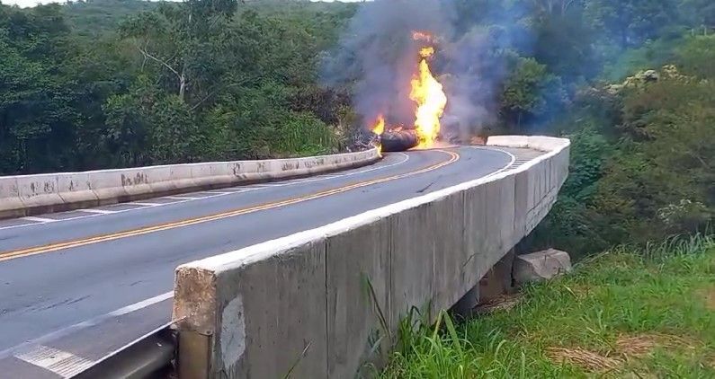 Carreta carregada com etanol pega fogo na BR-251, no Norte de Minas; há risco de explosão
