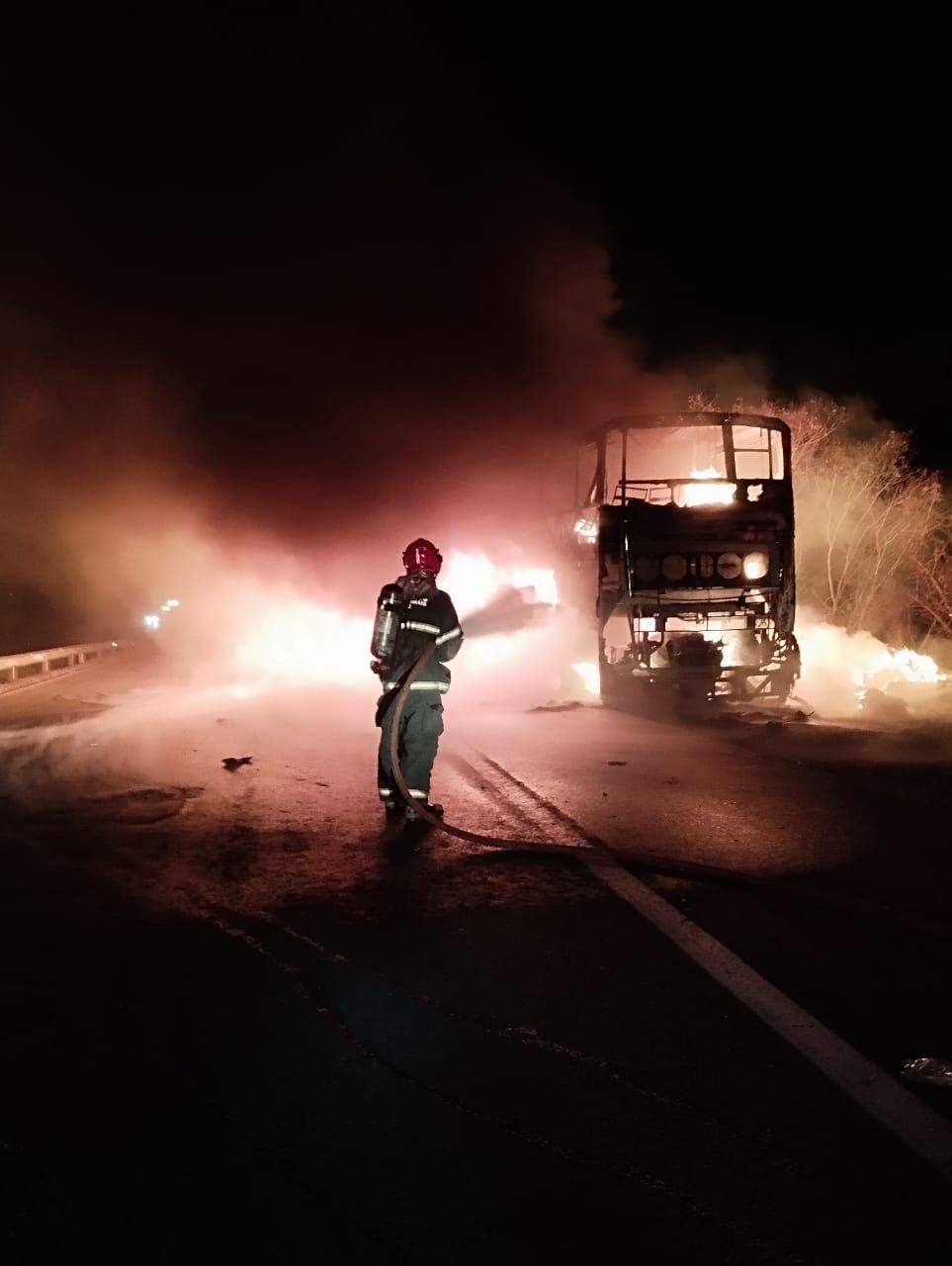 Ônibus que saiu de São Paulo com destino à Bahia pega fogo na Fernão Dias, em Minas
