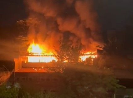 Incêndio de grandes proporções destrói parte de casa e deixa feridos em BH