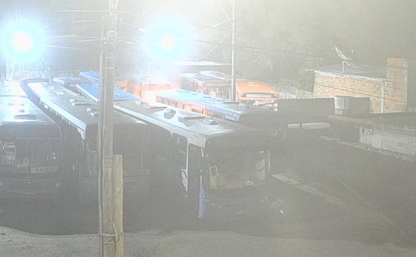 Ponte Nova: vídeo mostra homem ateando fogo em dez ônibus em MG