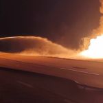 Carreta com plástico é tomada pelas chamas na Fernão Dias em Carmópolis de Minas 