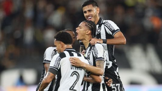 Jogadores do Botafogo celebram gol em partida contra o RB Bragantino pela 22ª rodada do Brasileirão
