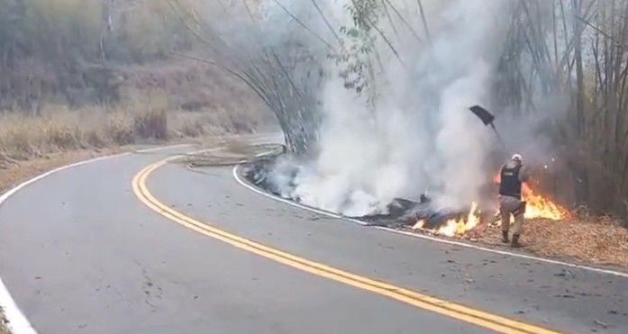 Homem é preso após atear fogo em mata na beira de estrada na Zona da Mata (MG)
