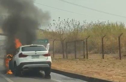 Vídeo: BMW pega fogo e causa congestionamento na BR-356, no Belvedere, em BH