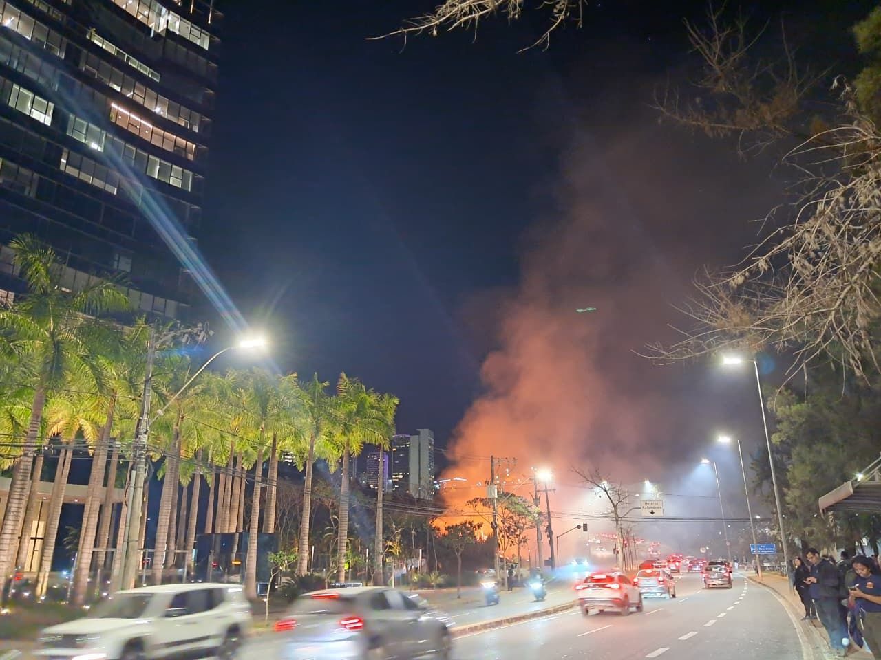Incêndio consome vegetação no bairro Belvedere, na região Centro-Sul de BH