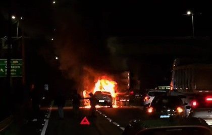 Carro pega fogo após colisão com caminhão na Fernão Dias, em Betim (MG)