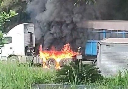 Caminhão carregado com carvão pega fogo na BR-040, na região Central de Minas