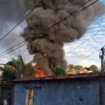 Vídeo: incêndio de grandes proporções atinge galpão no Barreiro, em BH