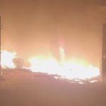 Vídeo: incêndio de grandes proporções destrói centro de reciclagem na Grande BH