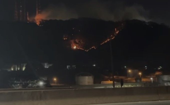 Vídeo: incêndio atinge mata a 1 km dos tanques da refinaria Gabriel Passos, em Betim