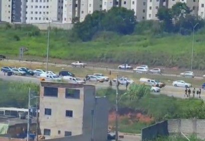Manifestação fecha completamente a MG-10, em Vespasiano, na Grande BH