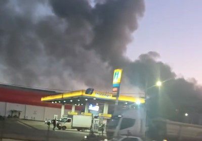 Vídeo: incêndio de grandes proporções atinge galpão em Betim