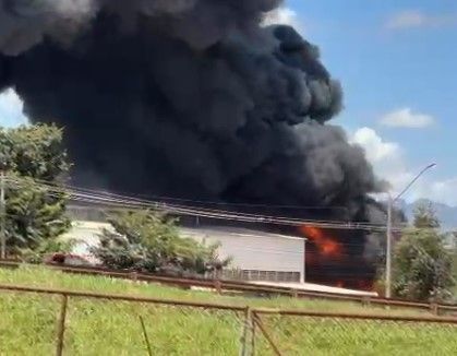 Vídeo: incêndio de grandes proporções atinge imóvel comercial em Betim