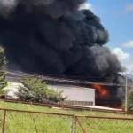 Vídeo: incêndio de grandes proporções atinge imóvel comercial em Betim