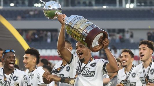 Marlon Freitas com a taça da Libertadores no Monumental de Nunez