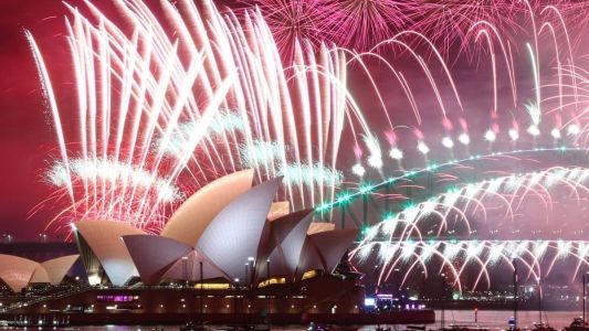 Fogos de artifício iluminam a chegada de 2023 em Sydney, na Austrália