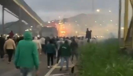 Vídeo impressionante que mostra ataque com rojões e foguetes a ônibus pode ter iniciado incêndio